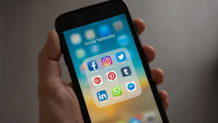 pilih smartphone, tips memilih HP, anggaran smartphone, kapasitas baterai, spesifikasi HP, sistem operasi iOS, pilih kamera HP, kapasitas penyimpanan, HP gaming, HP terbaik, HP murah, kamera mumpuni, smartphone terjangkau, fitur fastcharging, smartphone Android, HP dengan RAM besar, beli smartphone baru, smartphone dengan prosesor kenceng, smartphone fleksibel, ekosistem iOS.