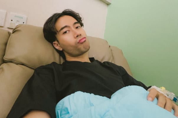 Vidi Aldiano, kondisi kesehatan, diinfus, Hari Kiamat, hasil pemeriksaan, doa netizen, rumah sakit, kesehatan drop, Selangor Malaysia, dua minggu, tetap bertahan, unggahan InstaStory, Sheila Dara, sehat drop, infus tangan, momen berat, tekad bertahan, perbarui kesehatan
