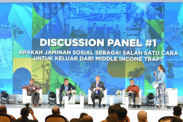 BPJS Ketenagakerjaan, Social Security Summit, jaminan sosial, produktivitas pekerja, pertumbuhan ekonomi, Indonesia Emas 2045, pekerja Indonesia, sektor informal, jaminan ketenagakerjaan, kolaborasi pemerintah, perlindungan sosial, pekerja formal, strategi jaminan sosial, jaminan sosial ketenagakerjaan, pertemuan strategis, kebijakan ketenagakerjaan, pekerja terlindungi, edukasi BPJS, jaminan sosial inklusif, summit 2024.