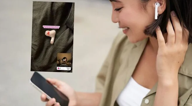 Airpods berdarah, bahaya suara keras earphone, gangguan pendengaran, tips menjaga telinga sehat, perawatan telinga, penggunaan earphone yang benar, tinitus, noise-cancelling earphones, gangguan pendengaran akibat earphone, infeksi telinga, risiko menggunakan earphone terlalu lama