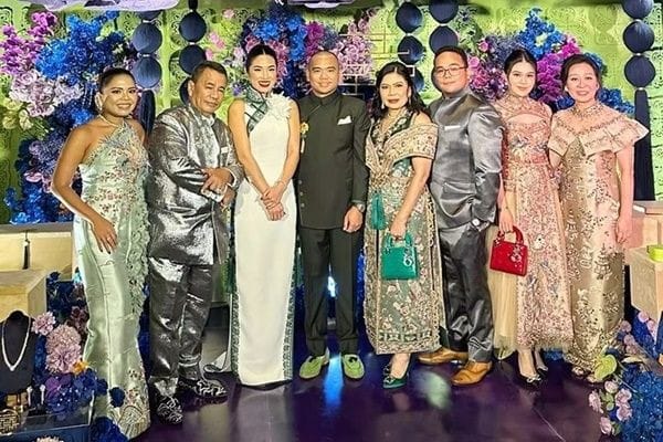 Sangjit Frank Hutapea, Winona Delany, Hotman Paris, upacara pernikahan, budaya Tionghoa, dekorasi mewah, seserahan perhiasan, calon menantu Hotman, kebahagiaan ganda, gaya anggun Winona