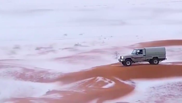 Turun salju, gurun Arab, salju di gurun, fenomena alam, perubahan iklim, cuaca ekstrem, tanda kiamat, akhir zaman, salju langka, cuaca Arab, perubahan iklim global, dampak iklim, salju Al-Jawf, kiamat kecil, tanda akhir zaman, Nabi Muhammad, hadis akhir zaman, Imam Mahdi, Ya'juj Ma'juj, tanda kiamat besar, kiamat tiba-tiba, bertaubat, iklim ekstrem, cuaca aneh, fenomena cuaca, tanah Arab hijau