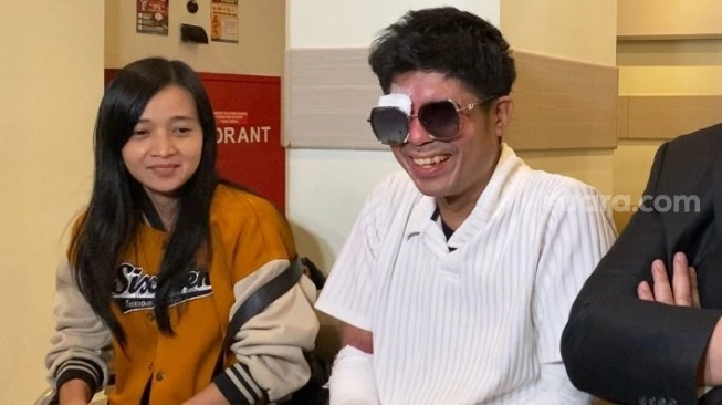 Donasi Agus Salim, Pratiwi Noviyanthi, Teh Novi, uang donasi kembali, donatur Agus Salim, polemik donasi, drama donasi Agus Salim, donasi air keras, polling donasi, Farhat Abbas, donasi dikembalikan, Agus Salim uang, penyiraman air keras, bantuan Agus Salim, donasi agus salim, agus salim,