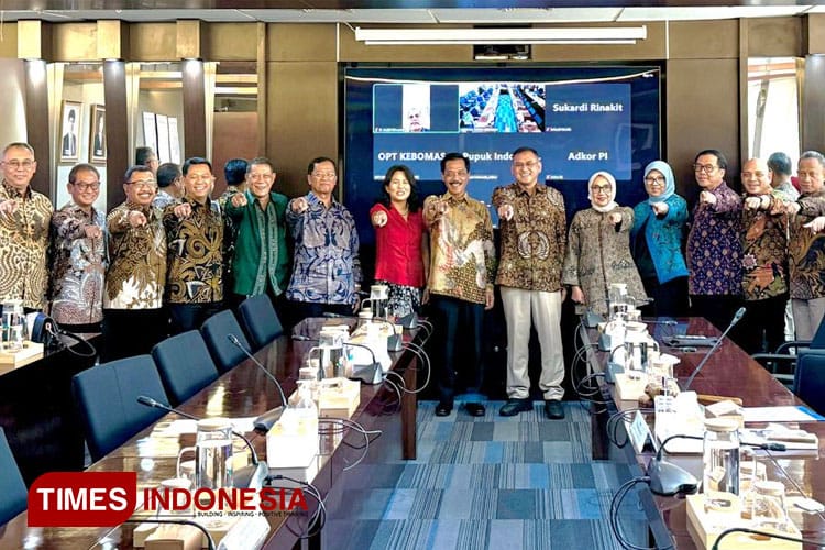 Etha Rimba Paembonan, Komisaris Independen, Pupuk Kaltim, karir Etha, ketahanan pangan, pengembangan pupuk, sektor pertanian, Pupuk Kaltim Indonesia, Wakil Ketua DPRD, organisasi sosial, pendidikan Unhas, MBA IPMI, fraksi DPRD Bontang, politik Indonesia, wanita profesional, Pupuk Kaltim prestasi, kontribusi nasional, sosial keagamaan, kepemimpinan wanita, pengalaman organisasi, partai Gerindra, dr etha rimba paembonan