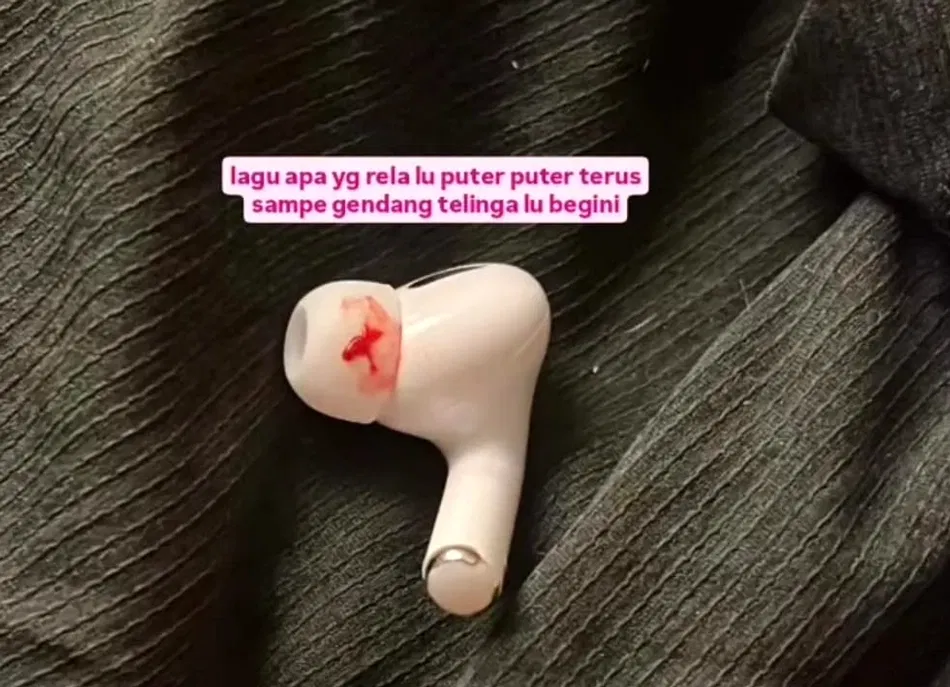 Airpods berdarah, bahaya suara keras earphone, gangguan pendengaran, tips menjaga telinga sehat, perawatan telinga, penggunaan earphone yang benar, tinitus, noise-cancelling earphones, gangguan pendengaran akibat earphone, infeksi telinga, risiko menggunakan earphone terlalu lama