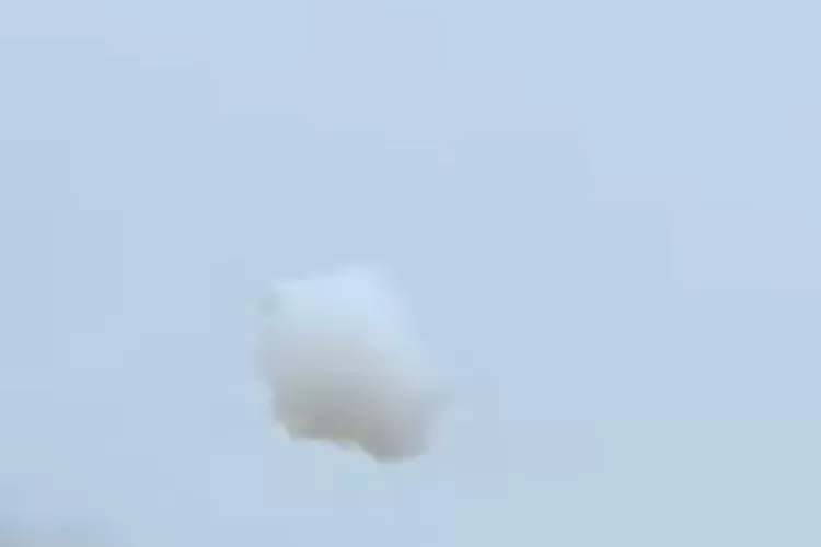 fenomena awan jatuh, Awan Kinton, Tambang Adaro, Fenomena Unik, Kalimantan Tengah, Video Viral, Gumpalan Putih, Dragon Ball, Netizen Heboh, PT Adaro Energy, Muara Tuhup, Fenomena Alam, Video Langka, Kejadian Viral, Komentar Instagram, Video Tambang