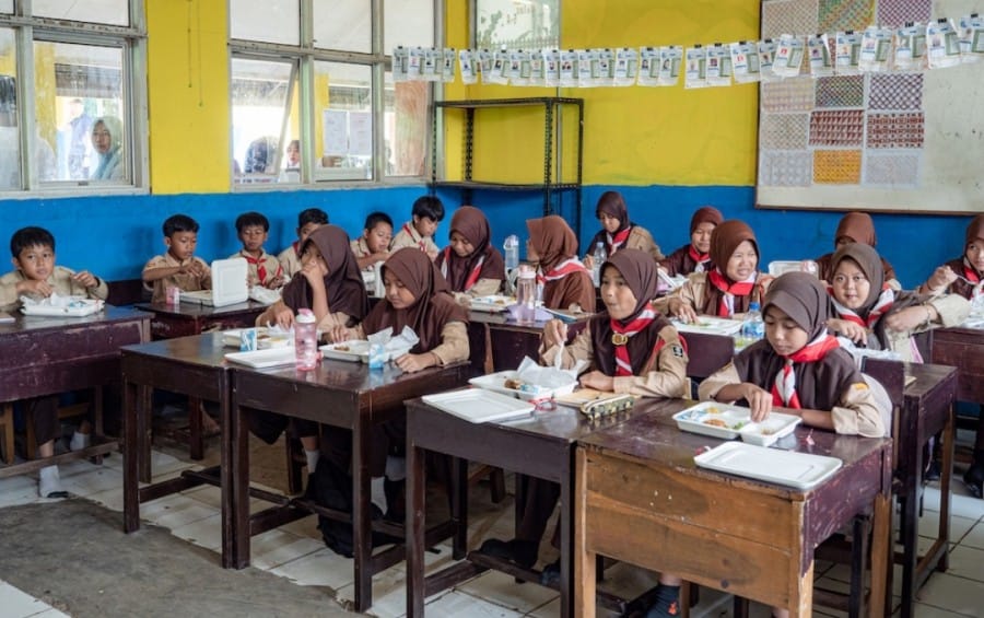 Program makan bergizi, GoTo Group, makan gratis, siswa Indonesia, UMKM terlibat, program pemerintah, makanan sehat, 13 kota, pemberdayaan ekonomi, dampak ekonomi, GoTo CSR, Prabowo Subianto, standar higienitas, pengantaran makanan, bantuan bergizi