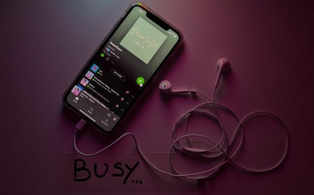 Spotify kejahatan siber, playlist palsu, podcast scam, link berbahaya, keamanan online, kejahatan siber Spotify, tautan mencurigakan, laporan konten Spotify, playlist mencurigakan, penjahat dunia maya, keamanan akun, tips aman Spotify.