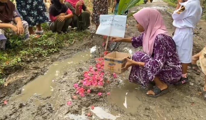 protes kreatif, emak-emak protes, jalan belasan tahun, perbaikan jalan, akses utama, desa Sukadaya