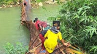 Jembatan ambruk, pelajar Desa Parakanbeusi, akses sekolah, keselamatan pelajar, jembatan gantung rusak, perbaikan jembatan, jalur alternatif jauh, pemerintah segera perbaiki, Desa Parakanbeusi, Pulung Kepala Desa, melintasi sungai, hansip bantu.