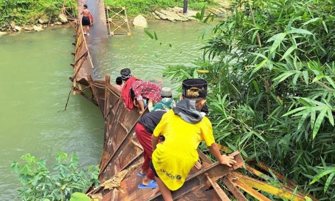 Jembatan ambruk, pelajar Desa Parakanbeusi, akses sekolah, keselamatan pelajar, jembatan gantung rusak, perbaikan jembatan, jalur alternatif jauh, pemerintah segera perbaiki, Desa Parakanbeusi, Pulung Kepala Desa, melintasi sungai, hansip bantu.