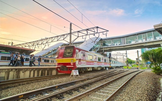 Tiang listrik miring, jalur KRL Bekasi, gangguan perjalanan KRL, rekayasa operasional Commuter Line, evakuasi penumpang KRL, KAI Commuter, KRL Cikarang, info perjalanan KRL, kereta Bekasi, KRL terkendala, update KAI Commuter, perjalanan KRL aman, KRL Manggarai, perjalanan kereta Bekasi, kereta krl bekasi