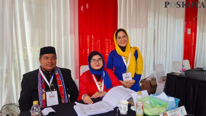 Pramono Anung, Pilkada Jakarta, TPS Betawi, pakaian adat Betawi, Pramono coblos, KPPS TPS 046, budaya Betawi, partisipasi pemilih, Pilkada 2024, Jakarta Selatan.