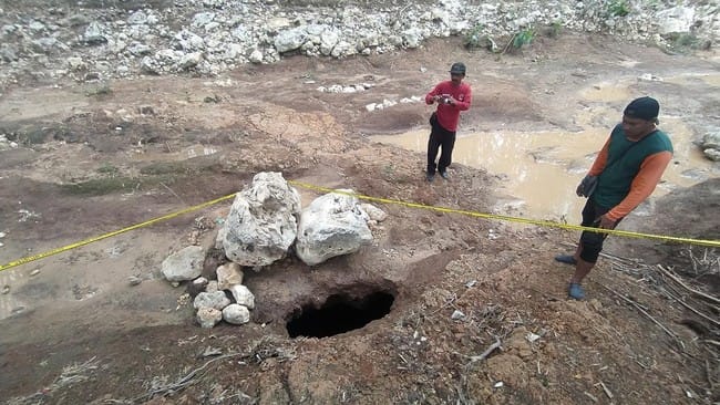Lubang misterius, Sungai Kalisat, Blitar terkini, air sungai kering, fenomena alam, BPBD Blitar, penyebab lubang, lubang besar, Pusat Vulkanologi, bencana geologi, lubang misterius blitar