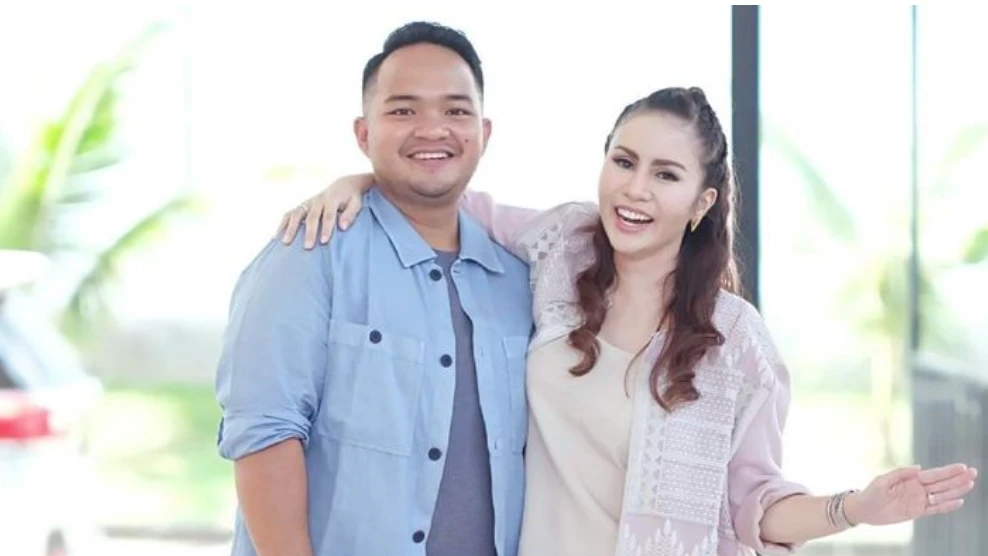 stadion Abe, hadiah sultan, Momo Geisha, stadion FIFA, Nicola Reza, stadion anak, Unggul Sport, hidup mewah, anak Momo, stadion pribadi, hadiah Nicola, pengusaha sukses, keluarga Momo, hadiah stadion