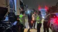 Razia truk tanah, Tangerang 2024, tes urine sopir, truk kena tilang, truk sopir narkoba, hukum lalu lintas, razia 24 jam, sopir positif narkoba, larangan narkoba, truk tanah Tangerang, sanksi tilang, pengawasan operasional, Polres Tangerang, sopir narkoba, proses hukum truk.