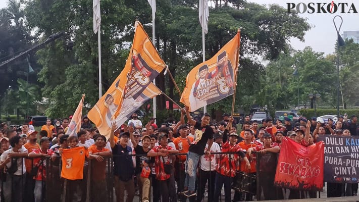 Pendukung paslon Jakarta, debat Pilkada 2024, Pramono-Rano, Ridwan-Suswono, atribut oranye, dukungan yel-yel, Hotel Sultan, keamanan Pilkada, suasana debat Jakarta.