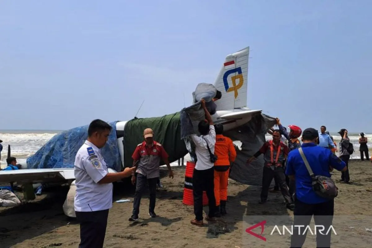 Pesawat latih, mendarat darurat, Pantai Cemara Sewu, Cilacap, Basarnas Cilacap, sinyal darurat, Cospas Sarsat, Perkasa Flight School, Piper Warrior 3, Bandara Tunggul Wulung, KNKT investigasi, selamat pilot, kecelakaan pesawat, bantuan warga, Desa Bunton, Pantai Adipala, penerbangan Libia, pesawat PK-PBC