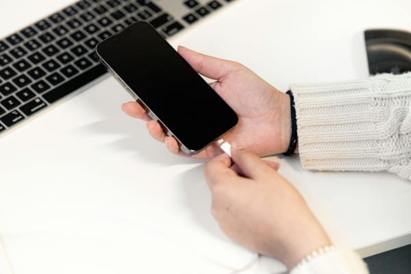 tips ngecas HP, charger original, baterai aman, cas HP cepat, penggunaan charger, cara aman ngecas, pengisian baterai, charger rusak, cas smartphone, baterai HP sehat, cara cas ponsel, pengisian cepat bijak.