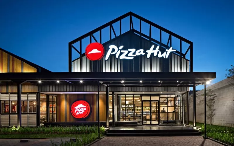 pizza hut tutup gerai, Pizza Hut Indonesia, tutup 20 gerai, PHK karyawan, tekanan bisnis, ekonomi menengah, tensi geopolitik, daya beli turun, gerai restoran, penjualan menurun, rugi bersih, konflik geopolitik