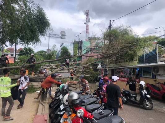 sepeda motor tertimpa, Bekasi Selatan, angin kencang, Stadion Patriot Candrabhaga, atap warung rusak, saluran puing-puing, kerusakan etalase, perbaikan jalan, petugas kebersihan, akses jalan terhalang, kabel listrik terkena