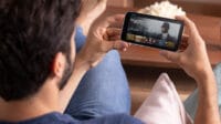 Tips streaming video, koneksi internet cepat, bandwidth memadai, latensi internet rendah, paket unlimited, persiapan nonton, nonton nyaman, pengalaman streaming, kualitas video, nonton seru, camilan favorit, WiFi stabil, streaming lancar .