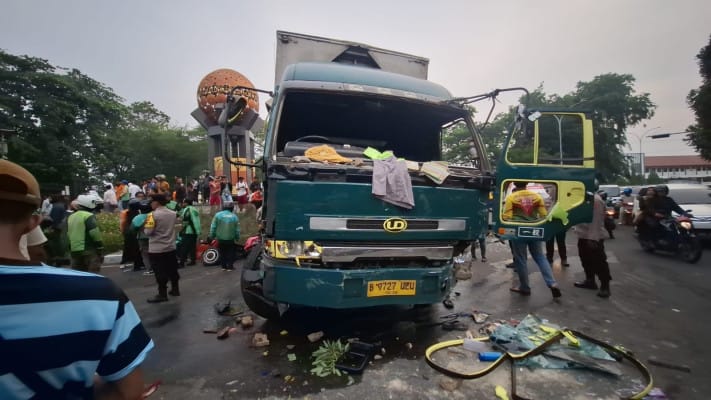 Kecelakaan truk Tangerang, korban luka-luka, supir truk ugal-ugalan, Kapolres Zain Dwi Nugroho, kejadian Cipondoh, amukan massa, mobil Suzuki Ertiga, pengendara motor, rumah sakit, kronologi kecelakaan.