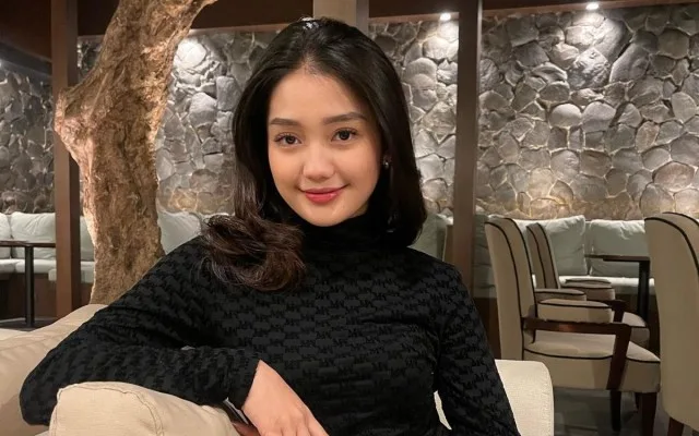 Chandrika Chika, kasus penganiayaan, korban YB, drama SCBD, selebgram kontroversi, Papi Chulo, jambak rambut, patah tulang bahu, laporan polisi, kesalahpahaman SCBD, kuasa hukum YB, viral media sosial, aksi penganiayaan, saling pandang.