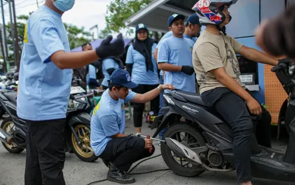 uji emisi kendaraan, kualitas udara Jakarta, DLH DKI Jakarta, sanksi tilang elektronik, pajak kendaraan ramah lingkungan, uji emisi rutin, kebijakan lingkungan Jakarta, pengemudi patuh emisi, tilang berbasis ETLE, perawatan kendaraan emisi, integrasi sistem uji emisi