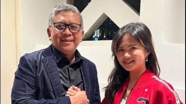 Felicia Tissue, Jaket PDI-P, Mantan Kaesang, Drama Felicia, Keluarga Felicia, Hasto Kristiyanto, Sosok Felicia, Kisah Mantan, Perjuangan PDI-P, Foto Viral Felicia, Kaesang Pangarep, Hubungan Felicia