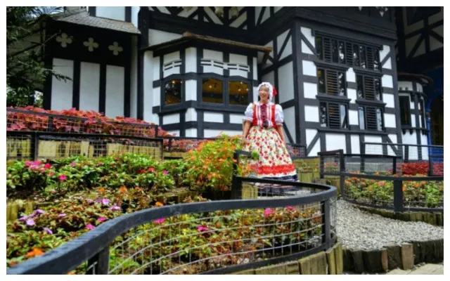 Farm House Lembang, tempat wisata Bandung, wisata edukasi, Garden of Dream, Rumah Hobbit, gembok cinta, playground anak, Petting Zoo, spot foto Instagramable, susu murni Lembang, tiket masuk Farm House, aktivitas seru Bandung, tempat liburan Bandung, wisata keluarga Bandung.