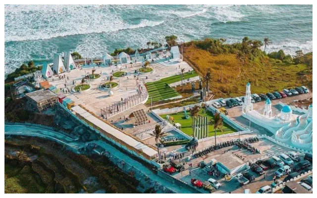 FotoJet---2024-12-14T171802.997 Pantai eksotis, resort mewah, kids park, spot foto, camping seru, wisata keluarga, pemandangan indah, tepi pantai, liburan santai, glamp camp.