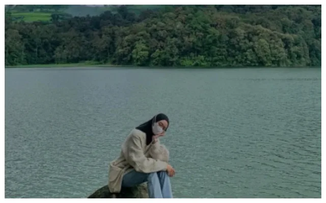 Situ Patenggang, danau eksotis, wisata Bandung, pulau cinta, kebun teh, restoran pinisi, glamping Rancabali, pemandangan hijau, suasana sejuk, petik strawberry.