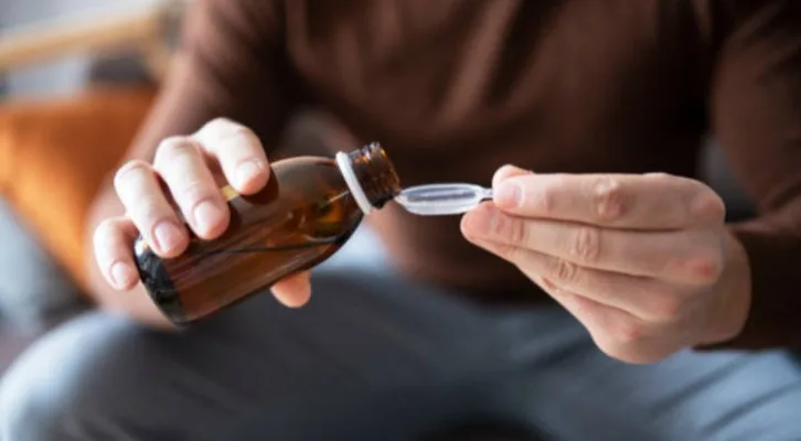 Susu dan obat, interaksi obat, efek samping obat, antibiotik susu, kalsium dan obat, panduan obat aman, konsumsi obat benar, obat dan makanan, edukasi kesehatan, interaksi makanan obat.