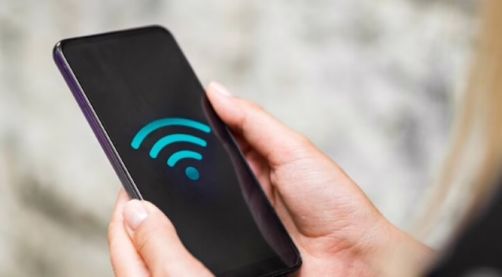 Foto_20241201_210153_3Cf Wi-Fi publik, keamanan data, serangan hacker, risiko Wi-Fi, VPN aman, HTTPS website, pencurian kredensial, Wi-Fi palsu, verifikasi jaringan, akses file, serangan MITM, berbagi file, login sensitif, proteksi data, keamanan siber.