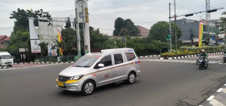 Tarif angkot naik, angkot AC D10A, Mikro Trans Depok, kenaikan tarif angkot, Januari 2025, Organda Depok, penambahan armada, tarif pelajar, trayek baru, transportasi Depok.
