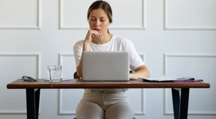 duduk lama, risiko gagal jantung, aktivitas fisik, kesehatan jantung, olahraga 150 menit, duduk berlebihan, kebiasaan sehat, pengingat bergerak, penyakit kardiovaskular, gaya hidup sehat.