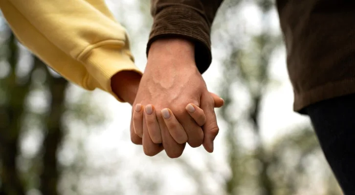 bahasa cinta, kata-kata penghargaan, waktu bersama, pelayanan cinta, sentuhan fisik, pemberian hadiah, hubungan sehat, ekspresi cinta, konsisten menunjukkan cinta, kesehatan mental, menunjukkan kasih sayang, mendengarkan dengan perhatian, pengertian hubungan, menghargai pasangan, kenangan indah, tips cinta kreatif.