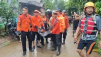 pelajar hilang terbawa arus, Sungai Irigasi Baros, pencarian pelajar, kejadian banjir Baros, SDN Panyirapan, Mahesa dan Rival, kecelakaan sungai Serang, korban hanyut, hujan deras, BPBD Serang, pencarian Basarnas, tragedi Baros, Arus Deras Sungai