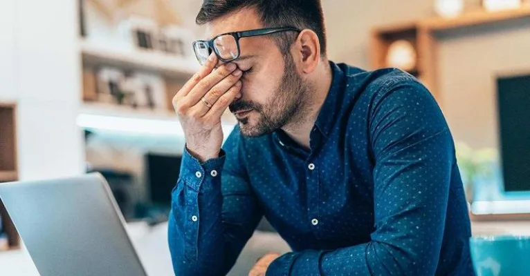 stres berkepanjangan, dampak kesehatan, gangguan pernapasan, masalah pencernaan, olahraga rutin, meditasi relaksasi, tidur cukup, sistem kekebalan, dukungan sosial, kesehatan mental