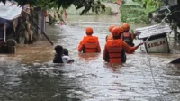Banjir Jakarta, cuaca ekstrem, BMKG peringatan, Siberia dingin, curah hujan tinggi, angin kencang, gelombang tinggi, musim hujan, Jakarta 2020, banjir besar, retorika Pemprov, cuaca buruk, cuaca Natal, banjir DKI, dampak cuaca, puncak musim hujan.