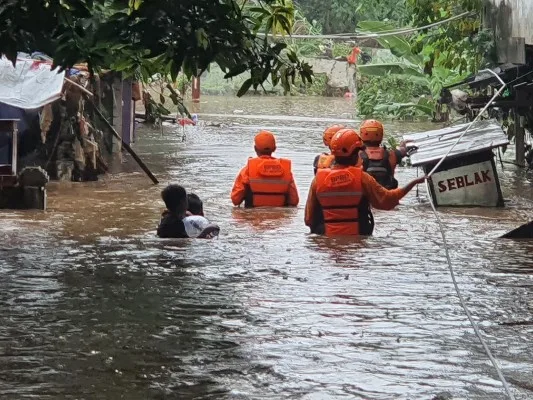 Banjir Jakarta, cuaca ekstrem, BMKG peringatan, Siberia dingin, curah hujan tinggi, angin kencang, gelombang tinggi, musim hujan, Jakarta 2020, banjir besar, retorika Pemprov, cuaca buruk, cuaca Natal, banjir DKI, dampak cuaca, puncak musim hujan.
