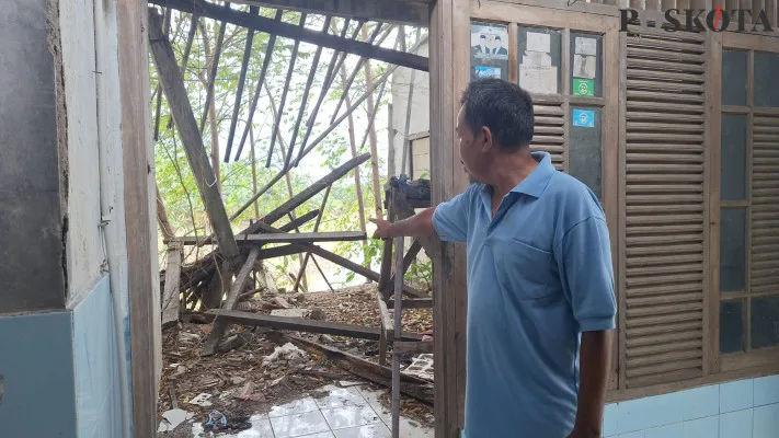 longsor Kali Bekasi, rumah hilang, Bantaran Kali Bekasi, erosi tanah, BPBD Bekasi, bantuan logistik, hujan deras, penanganan darurat, BBWS Ciliwung Cisadane, ancaman longsor, rumah terancam, kebencanaan Bekasi, logistik bambu, pengungsian warga