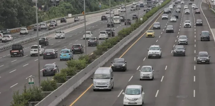 Contraflow Tol, macet Nataru, rekayasa lalu lintas, Tol Jakarta-Cikampek, libur panjang, kepadatan kendaraan, rest area, Gerbang Tol Cikampek, volume kendaraan, perjalanan aman, tips berkendara, jalan tol padat, kendaraan pribadi, lalu lintas meningkat, patuh rambu, saldo elektronik, bahan bakar penuh.