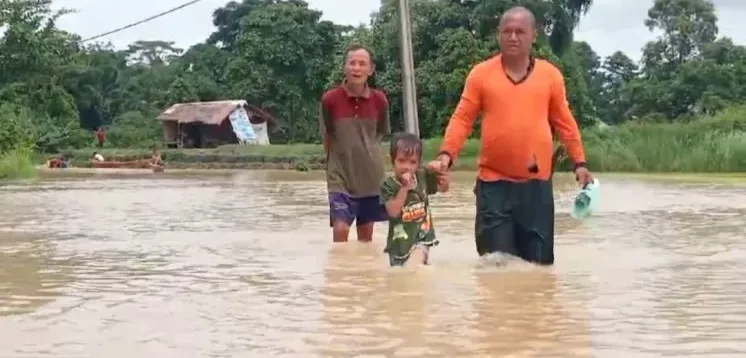 banjir Lebak, cuaca ekstrem, akses jalan terendam, pelajar terjebak, BPBD Lebak, luapan sungai, UTS banjir, Desa Daroyon, bantuan relawan, kondisi banjir, bantuan orang tua, cuaca buruk, Cileles Cimarga, tanggul jebol, imbauan BMKG, keselamatan warga, banjir parah, Desa Cibugang.