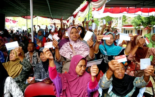 Bansos PKH, pencairan BPNT, bank penyalur, Mandiri BRI, distribusi bantuan, saldo dana, KPM terdaftar, cek status bansos, bantuan sosial 2024, pencairan bertahap, dana PKH, Bank BSI, BPNT sembako, bantuan tunai, BNI PKH, cek bansos, Kemensos resmi.