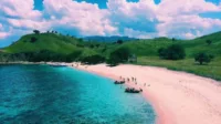 Labuan Bajo, destinasi akhir tahun, Pulau Komodo, wisata eksklusif, Bromo sunrise, Gunung Bromo, desa Penglipuran Bali, wisata tenang Bali, Danau Toba, festival Samosir, Yogyakarta Malioboro, budaya Yogyakarta, tips liburan akhir tahun, tiket dan akomodasi, cuaca liburan, tradisi lokal.