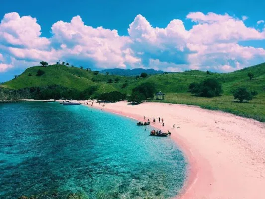 Labuan Bajo, destinasi akhir tahun, Pulau Komodo, wisata eksklusif, Bromo sunrise, Gunung Bromo, desa Penglipuran Bali, wisata tenang Bali, Danau Toba, festival Samosir, Yogyakarta Malioboro, budaya Yogyakarta, tips liburan akhir tahun, tiket dan akomodasi, cuaca liburan, tradisi lokal.