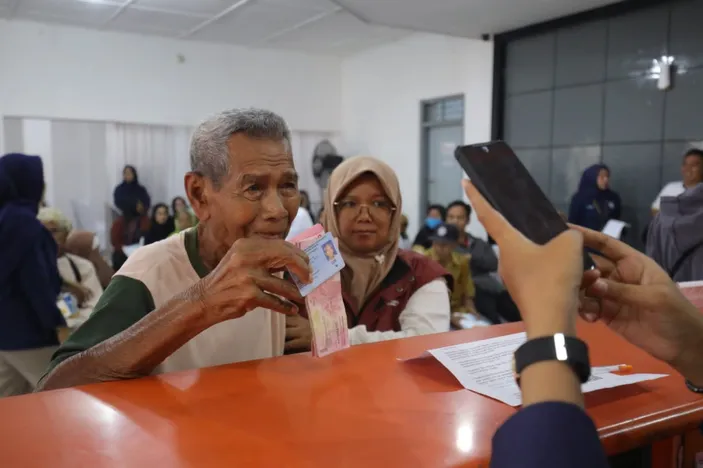 bansos PKH, program BPNT, dana bansos, Kartu Keluarga Sejahtera, cara cair bansos, DTKS Kemensos, bansos PT Pos, bansos 2024, bantuan sosial, data tunggal DTSE