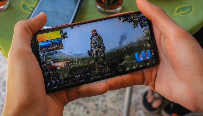 Game di HP, ponsel panas, cara mendinginkan ponsel, tips main game, kurangi kecerahan layar, hemat daya, kipas eksternal, charge saat main, aplikasi update, setting grafik game, cooling pad, main game nyaman, ponsel adem.